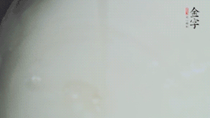 將浸泡了30分鐘的米放入電飯煲中，在水中加入半勺油。