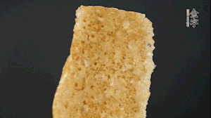 油炸豬皮冷水泡發(fā)，切成菱形。