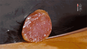 金字火腿肉香腸上鍋蒸15分鐘，切片備用。