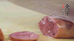 拿出香腸和臘肉，切成片后重新鋪入。