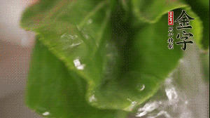 小青菜從根部掰開，分別洗凈。