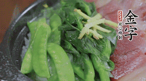 燜好的米飯開蓋，放入菜心、荷蘭豆，澆上調(diào)味汁拌勻。