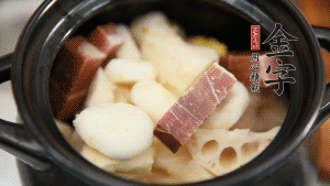 加水沒過食材，加料酒大火煮沸后，再小火燉煮1小時(shí)。（如果沒有砂鍋小火燉煮，用電飯煲的煮湯功能、高壓鍋也是可以的。）