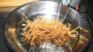 蟲草花用涼水浸泡10分鐘，干香菇溫水泡發(fā)至軟去蒂備用。蓮子、紅棗也可一同清洗干凈。