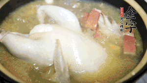 煮沸時(shí)加入蟲草花、香菇、紅棗，以料酒調(diào)味繼續(xù)小火燉煮1小時(shí)左右。