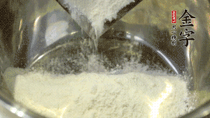 【油皮】1．將油皮材料放入料盆中，緩緩加100ml水，攪拌成雪花片狀。在案板上反復(fù)揉搓成有一定筋度的光潔面團(tuán)，搓成12個(gè)團(tuán)子。