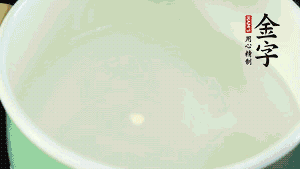 鍋中盛涼水，放入汆燙好的鴿子、火腿片、生姜片。