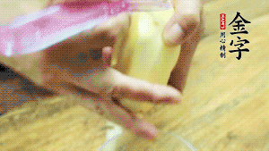 將食材洗凈，茄子、土豆切滾刀塊。