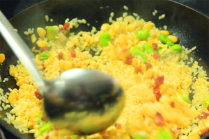 然后加入炒好的食材混合均勻，炒熟即可。出鍋前加少許黑胡椒、鹽和蔥花就可以啦?。?！