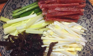 黑木耳泡發(fā)，黑木耳、韭黃、雷筍、青椒切成絲。