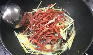 火腿絲、筍絲、黑木耳絲汆水后，瀝干。