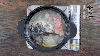 放豆腐、海鮮菇繼續(xù)中小火煮5分鐘。