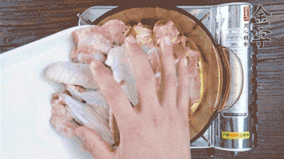 加料酒、蔥姜焯水2分鐘，清洗備用。