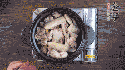 將雞肉塊、火腿、料酒、姜一同放入在燉鍋中，加冷水大火煮開后，小火燉煮40分鐘。