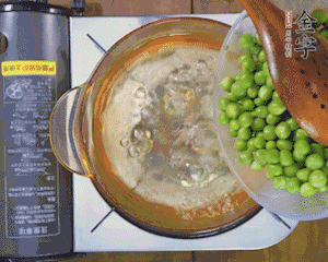 豌豆粒焯水30秒，過(guò)涼水。