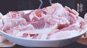 新鮮羊肉冷水入鍋，加姜片、清水焯水，除去血沫。