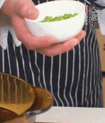 胡蘿卜、豌豆和干花菇焯水。
