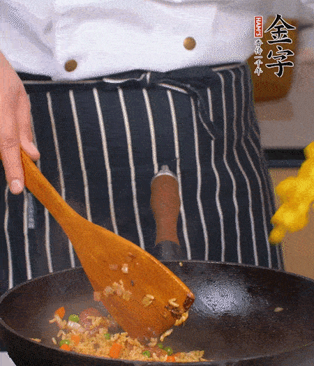 加咖喱塊、少許鹽、白糖調(diào)味，炒至咖喱塊融化后，倒米飯，翻炒至每粒米飯都包裹上咖喱，再放黃椒、青椒粒，出鍋前加菠蘿粒和小蔥翻拌均勻。
