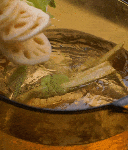 把玉米筍（對半切開）、西芹（切斜片）、蓮藕（切片），放入開水鍋內，加點少許鹽、油，汆燙2分鐘。