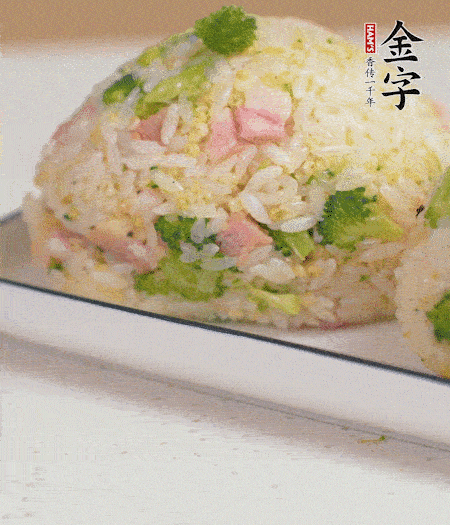拌好的飯攥成飯團(tuán)。