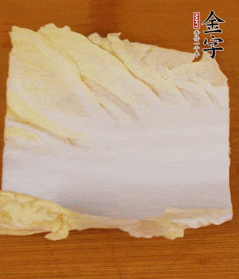 一片白菜一片淡火腿交替疊起，疊個兩三層放進鍋內(nèi)，直到塞滿鍋。