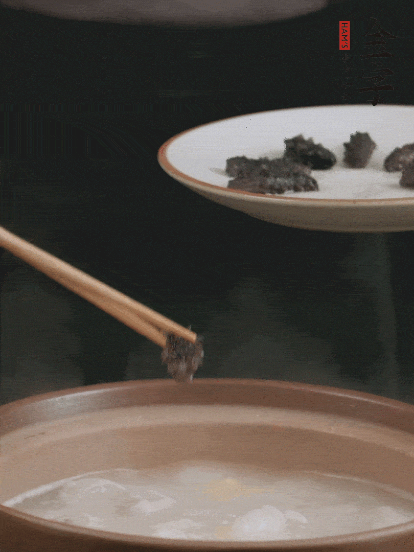 期間雞湯燉到80分鐘時，加小海參再燉10分鐘。