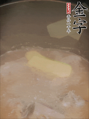 排骨洗凈，加生姜、黃酒焯水，溫水洗凈備用。