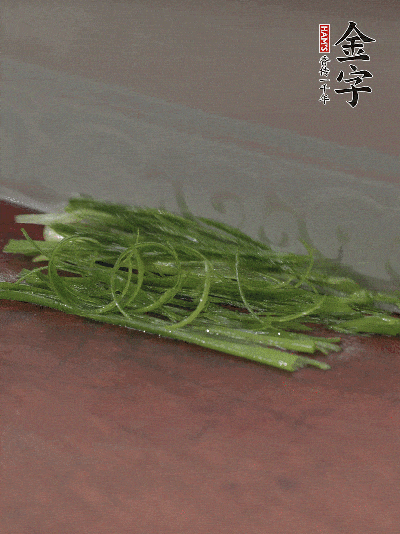 生姜切薄片，紅椒切細(xì)絲，小蔥蔥綠切細(xì)絲，泡入冰水中保持新鮮。