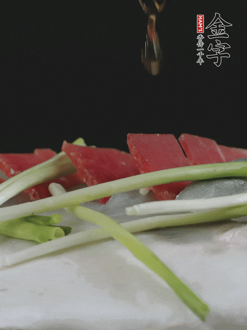 蔥白置于魚身，放適量豌豆，淋上花雕酒。