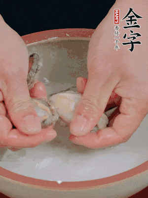 去掉內(nèi)臟和嘴，加少許淀粉輕輕揉搓，再用清水洗凈。