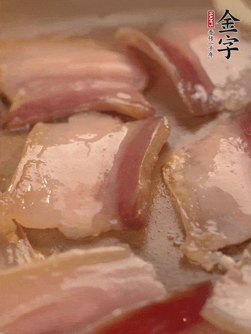 鍋中熱油煸香大蒜、咸肉。