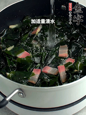 放入泡發(fā)好的裙帶菜翻炒一下，加適量清水燉煮。