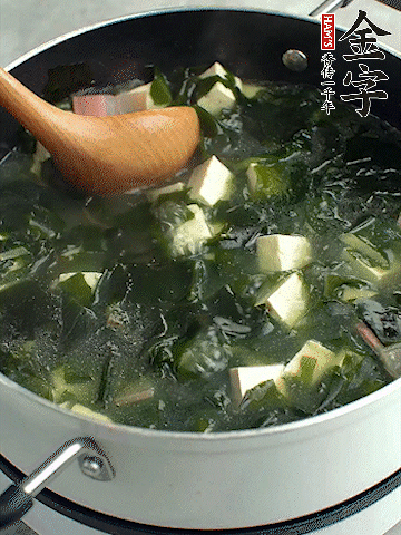 煮到沸騰后，再放入豆腐蓋蓋子煮3分鐘。