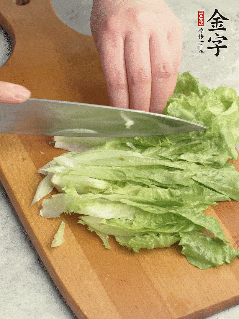 胡蘿卜、生菜、黃瓜切絲。