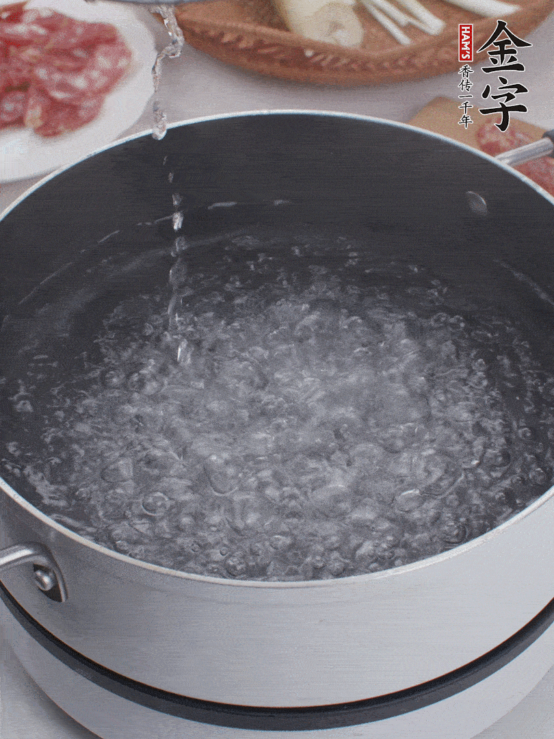 春筍去殼切片，焯水3分鐘。