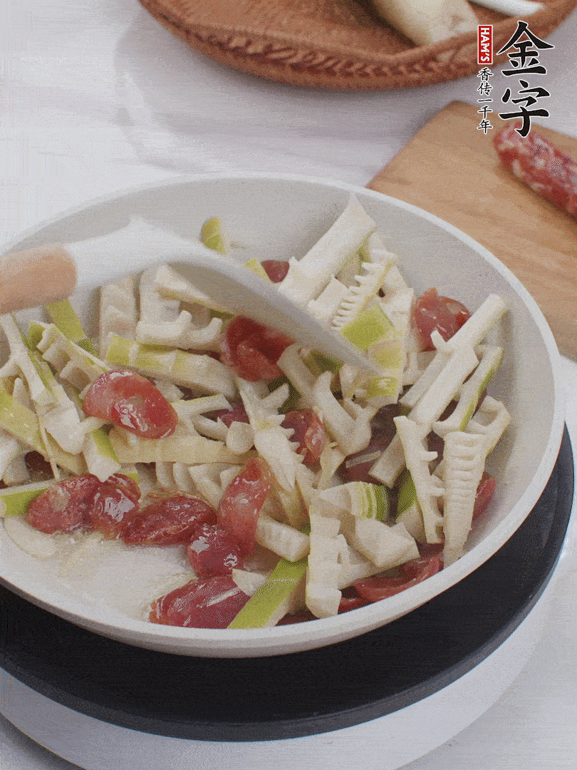 下春筍翻炒均勻，一小撮鹽調(diào)味。