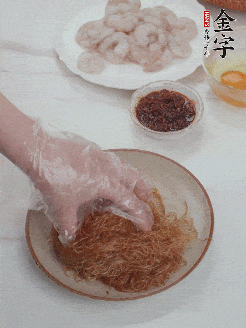 粉絲泡軟后，入沸水煮10秒，撈出后加1/2勺老抽、1/2勺食用油挑松。