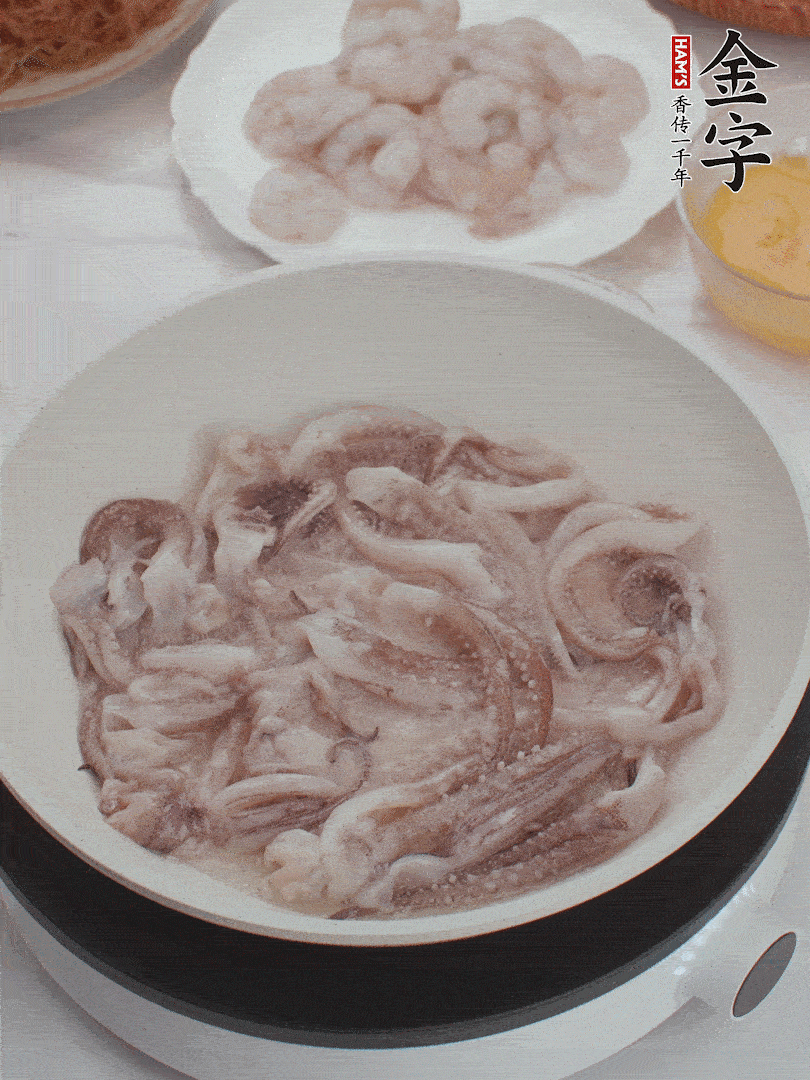 蝦仁、魷魚滑油，蛋液炒制半熟。