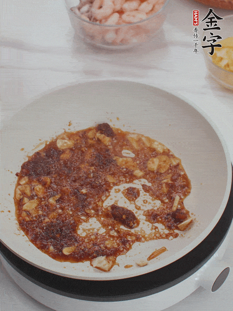冷鍋熱油，1大勺金字火腿XO醬、蒜末炒香，倒粉絲一起炒。