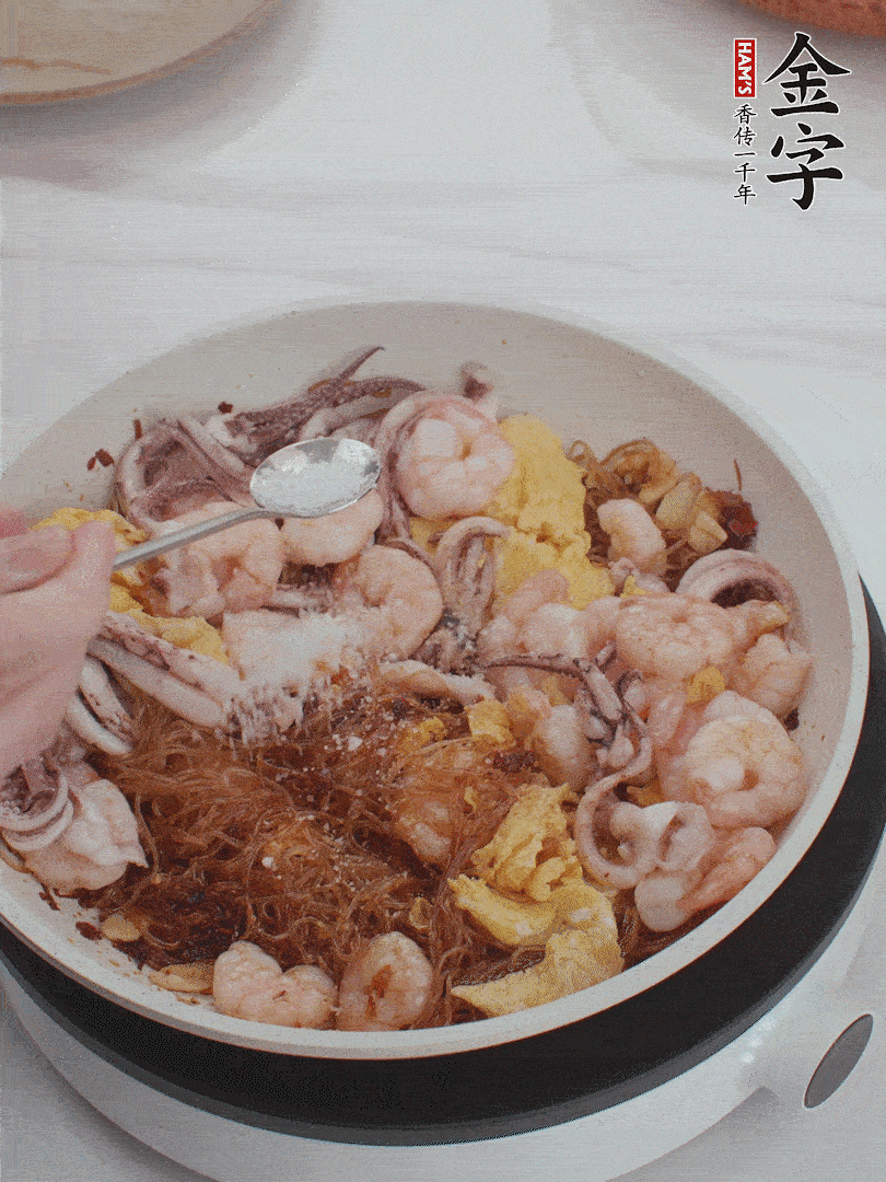 加雞蛋，蝦仁，魷魚混合。