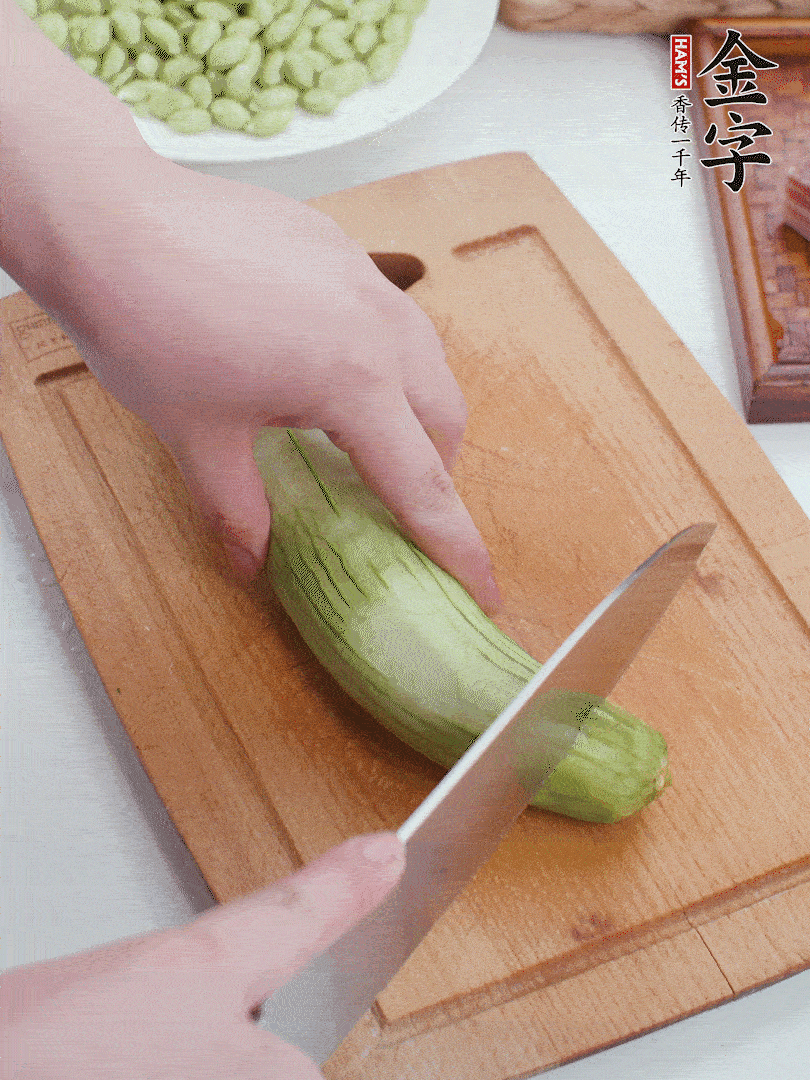 絲瓜去掉外皮，去掉兩端，切成滾刀塊。