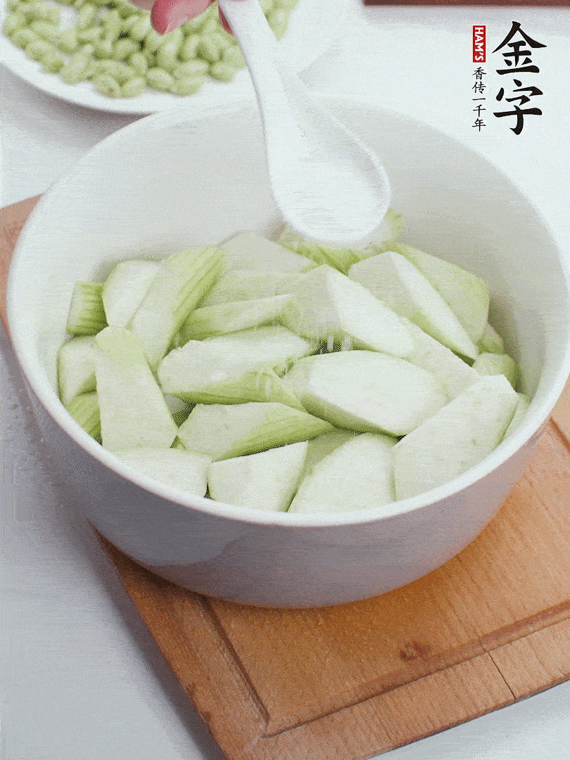 水中加1勺鹽浸泡，防止變黑。