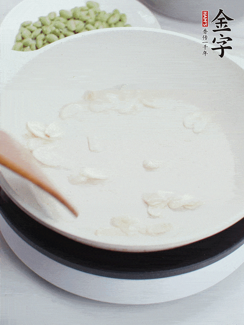 金字淡咸肉煮15分鐘，撈出切片。油5成熱時，蒜末、咸肉爆香。