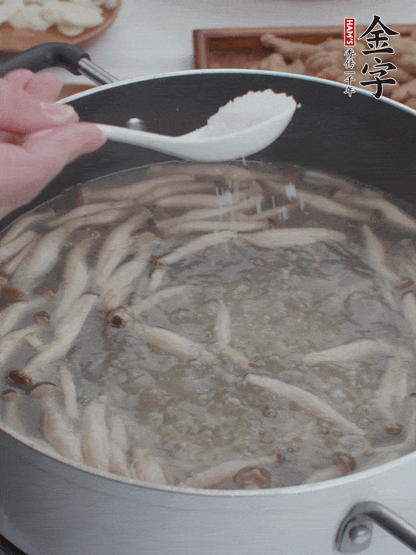 1勺鹽、一點(diǎn)胡椒粉調(diào)味。