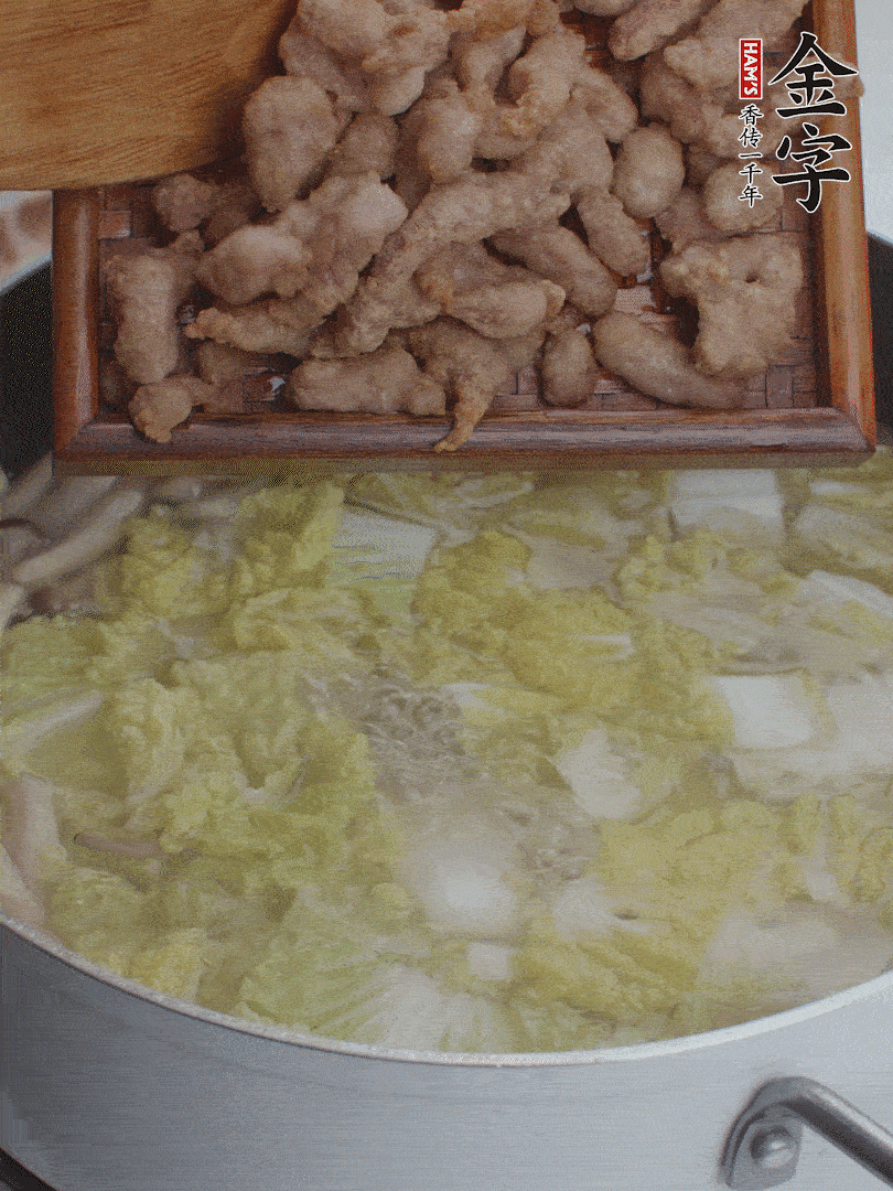 水開(kāi)后煮10分鐘，下娃娃菜、小酥肉煮3分鐘。