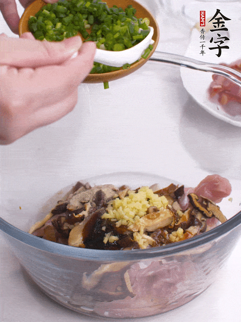 雞肉、香菇混合，加清水1/3杯、料酒1勺、蠔油1勺、鹽1勺、糖1/4勺、白胡椒1/4勺、食用油1勺、香油1/4勺、姜末、蔥花，攪拌均勻腌制2小時(shí)。