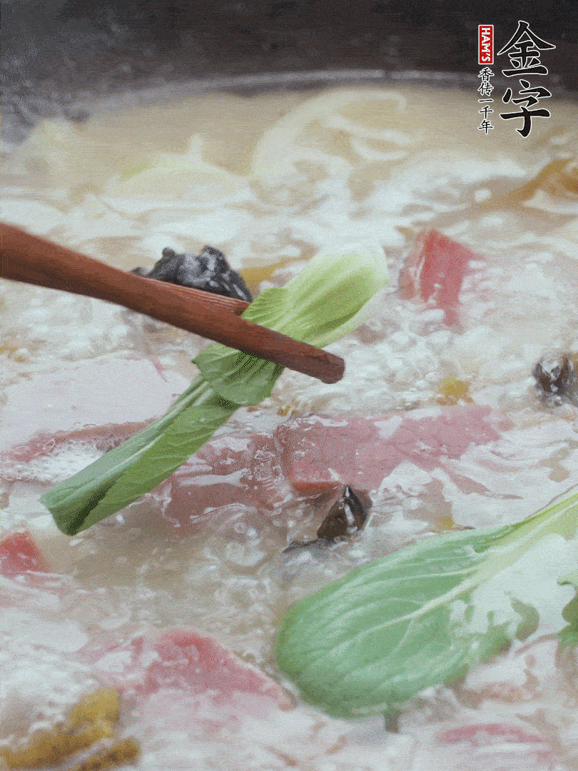 撈出蔥結(jié)，小菜心點綴。
