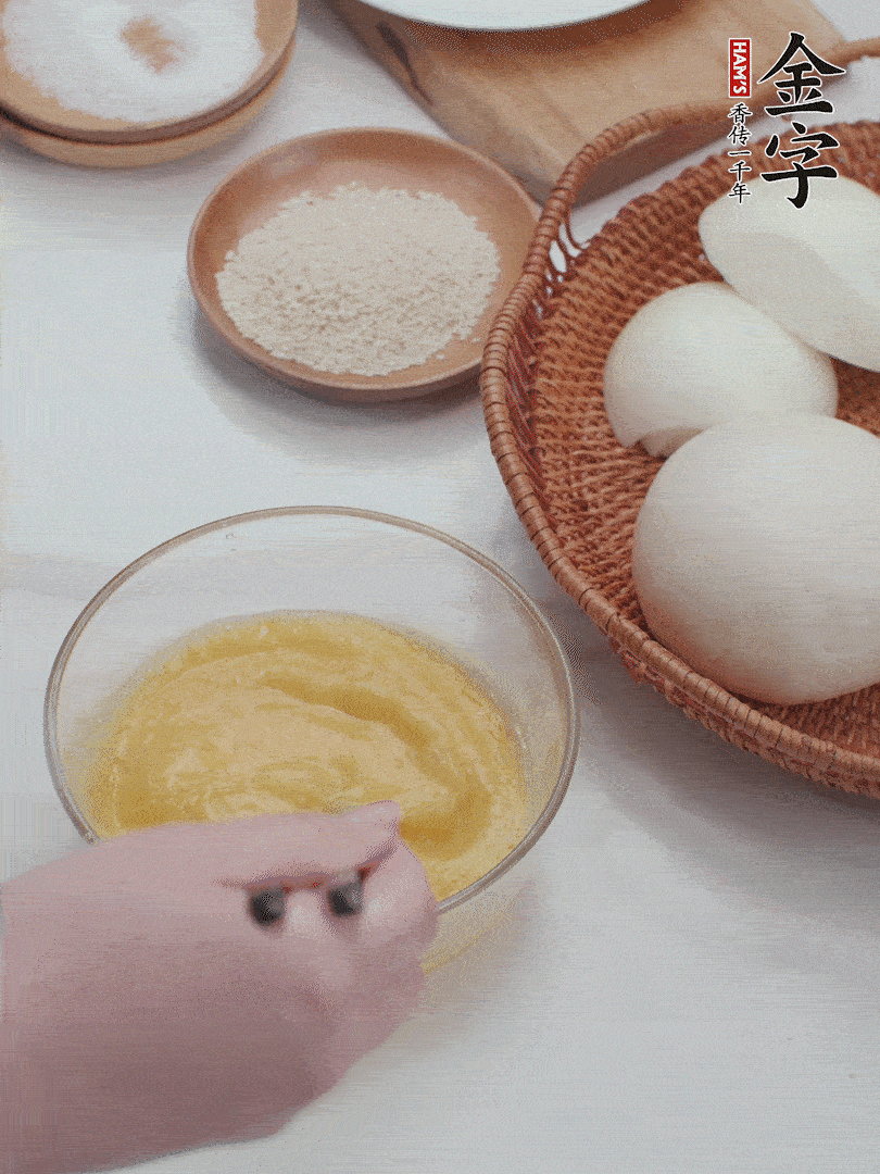 2個(gè)雞蛋加入1小勺鹽、1/2小勺胡椒粉打散。