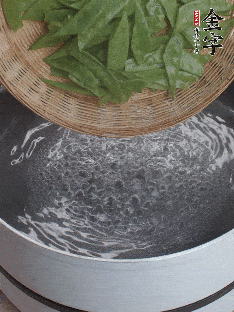 甜豆莢撕掉老筋，斜切兩半，焯水1分鐘。