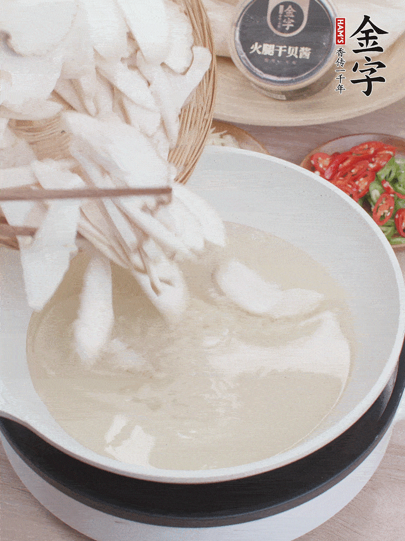 杏鮑菇切成片，油溫7層熱炸2分鐘。